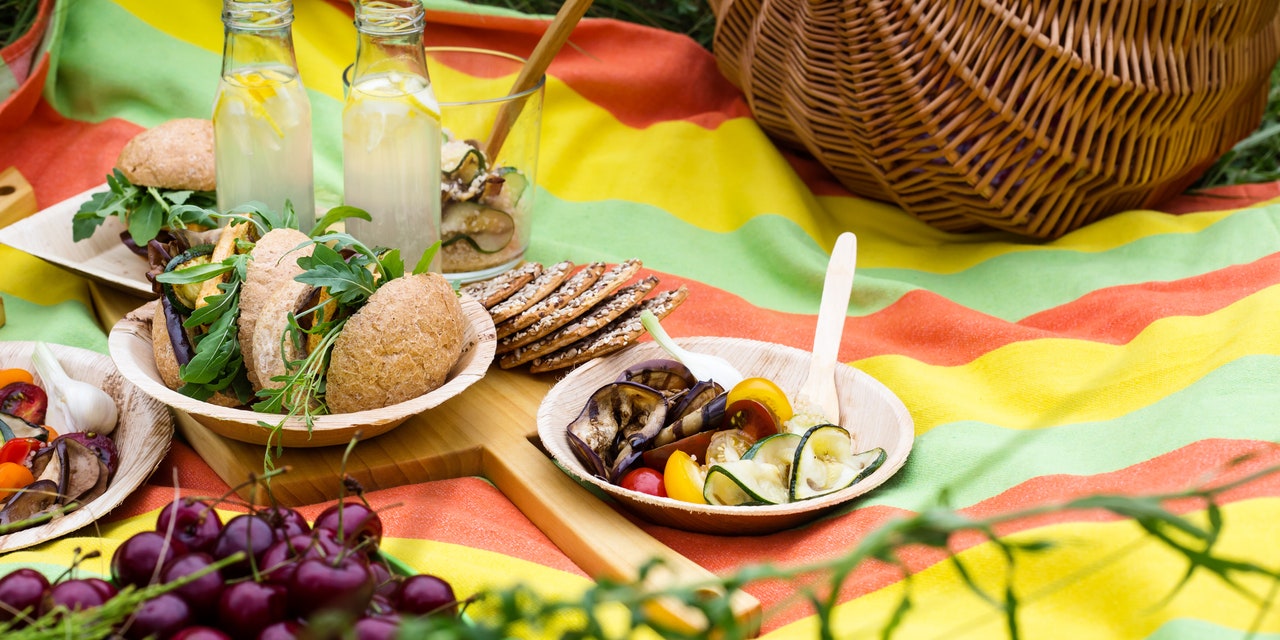 9 Tips to Reduce Food Poisoning Risk During a Picnic