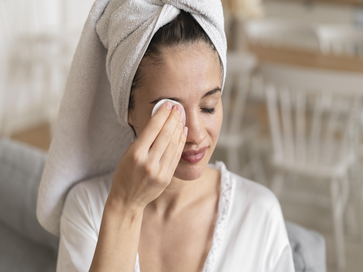 6 Simple At-Home Hacks To Get Rid Of Puffy Eyes In The Morning