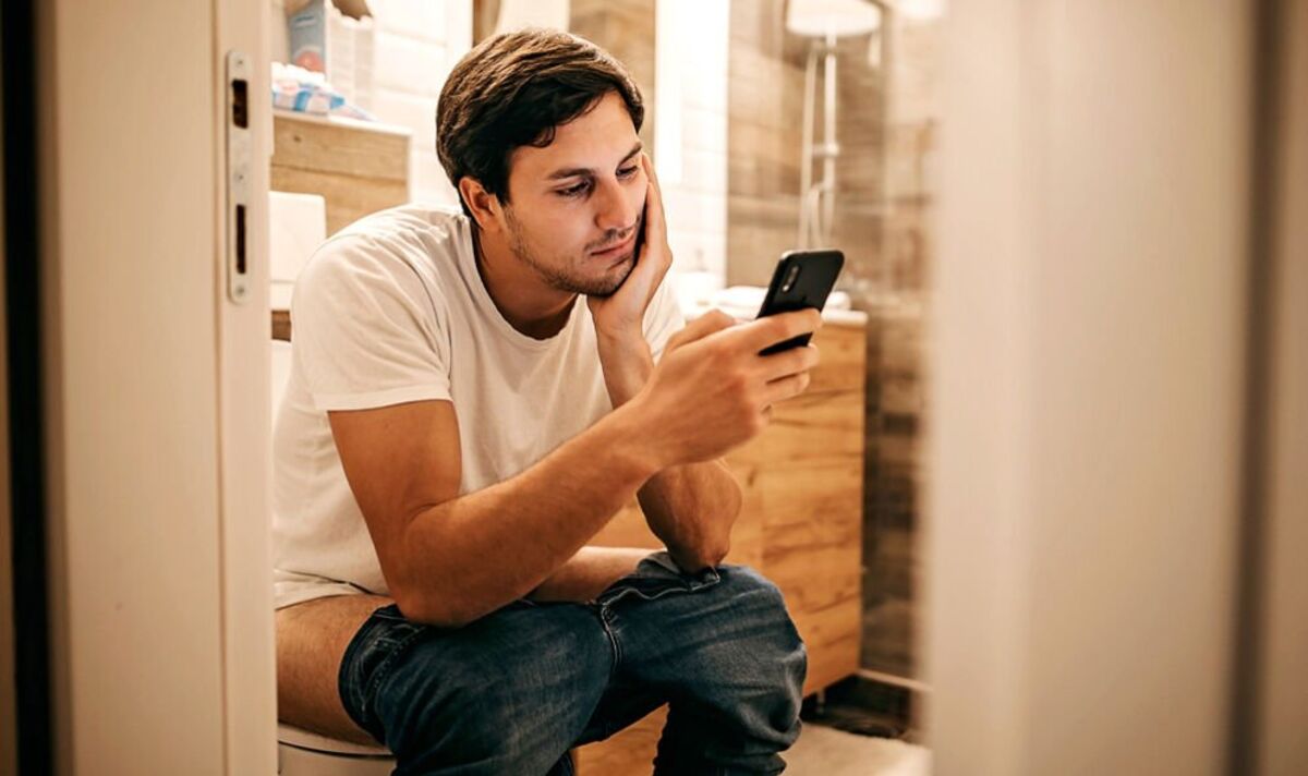 'I'm a gastroenterologist - this is why you need to stop using your phone while pooping'