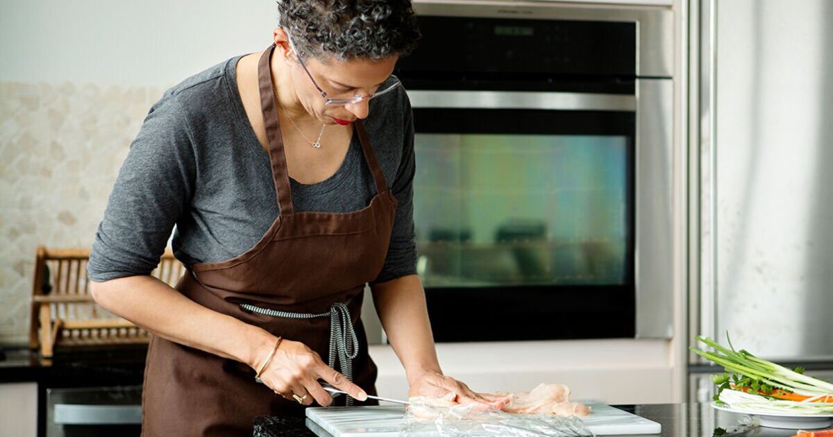 Doctor shares reason she doesn't use plastic cutting boards when preparing food