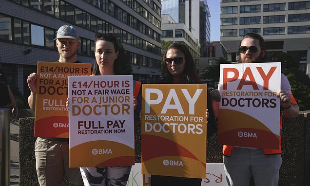 How much do junior doctors earn? Salary, earnings and pay scales explained