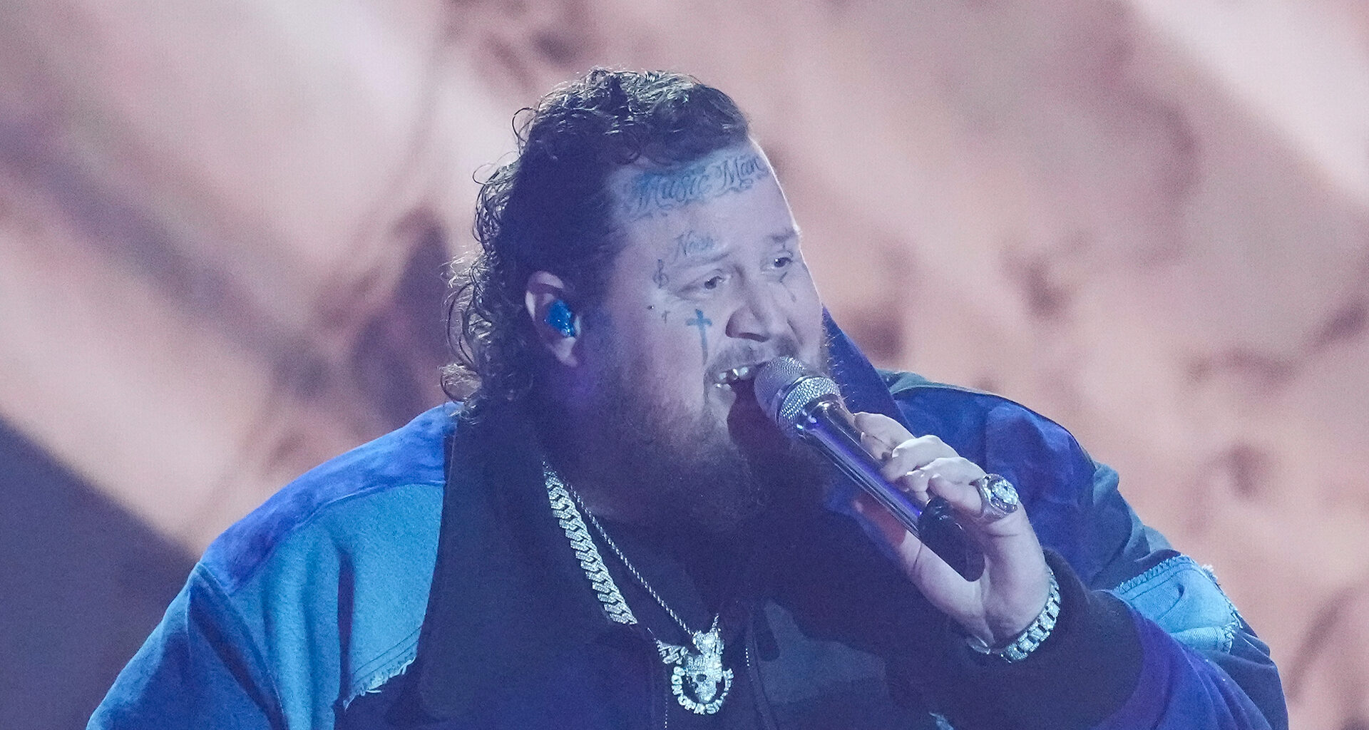 Jelly Roll fans gush ‘he looks amazing’ after singer’s weight loss as he packs on the PDA with wife Bunnie Xo on stage