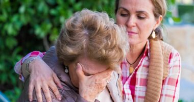 You're more likely to get Alzheimer's if your mom has it, major study suggests