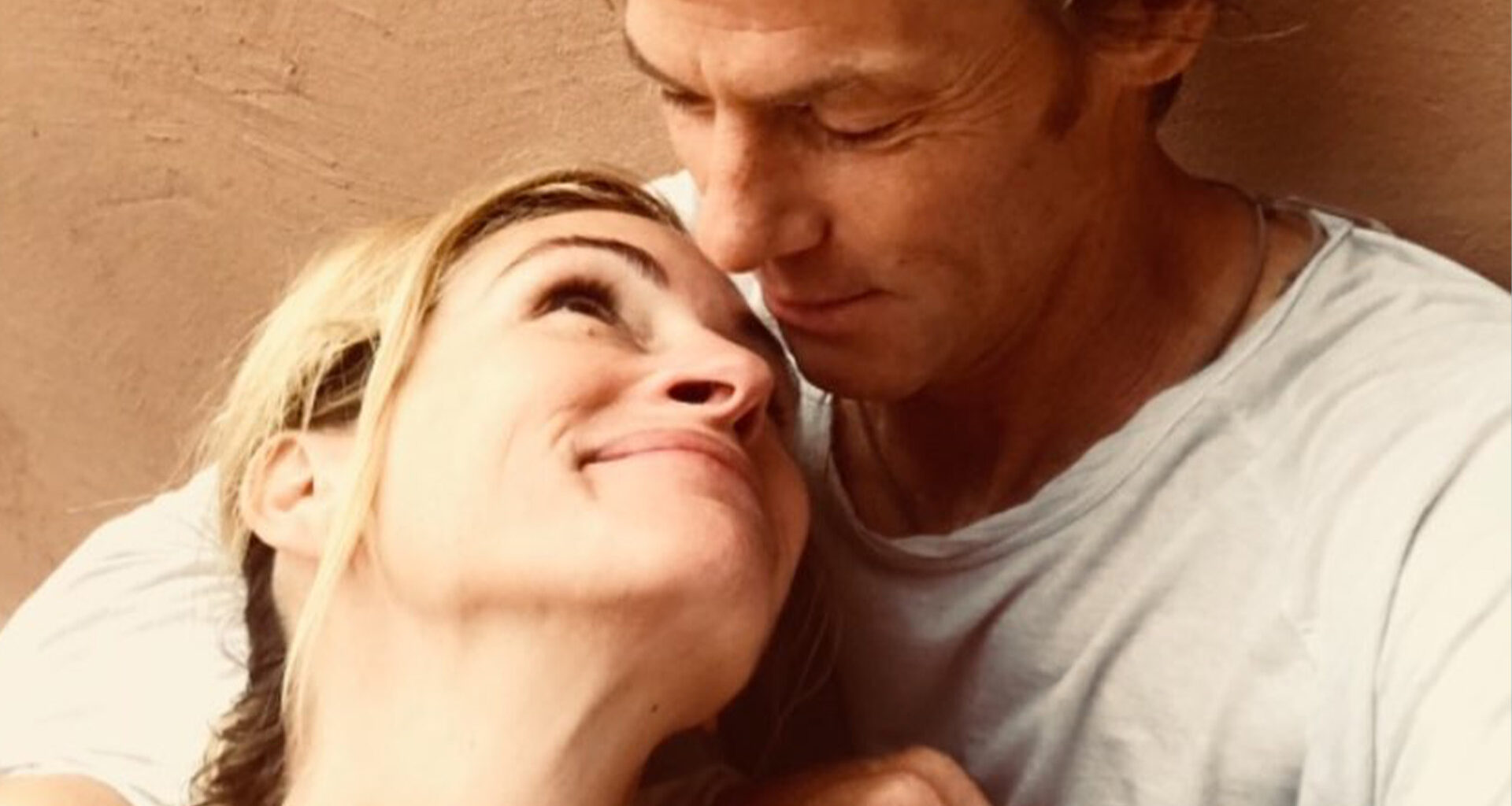 Julia Roberts shares shockingly intimate photo making out with husband Danny Moder to celebrate wedding anniversary