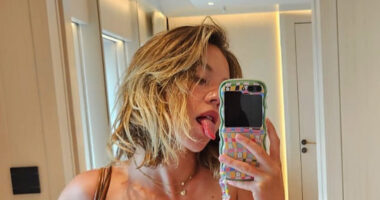 Sydney Sweeney mocked for ‘purposely oversexualizing herself’ while others say she’s ‘smoking hot’ in sultry new selfie