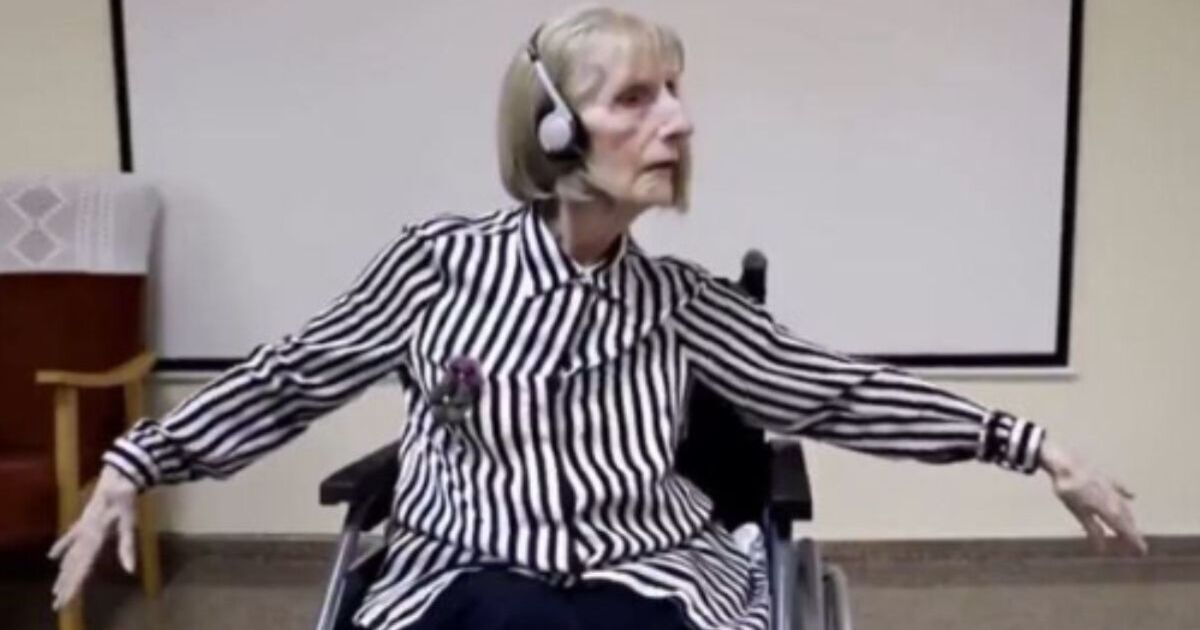 Incredible moment ballerina with Alzheimer's dances to Swan Lake for one last time