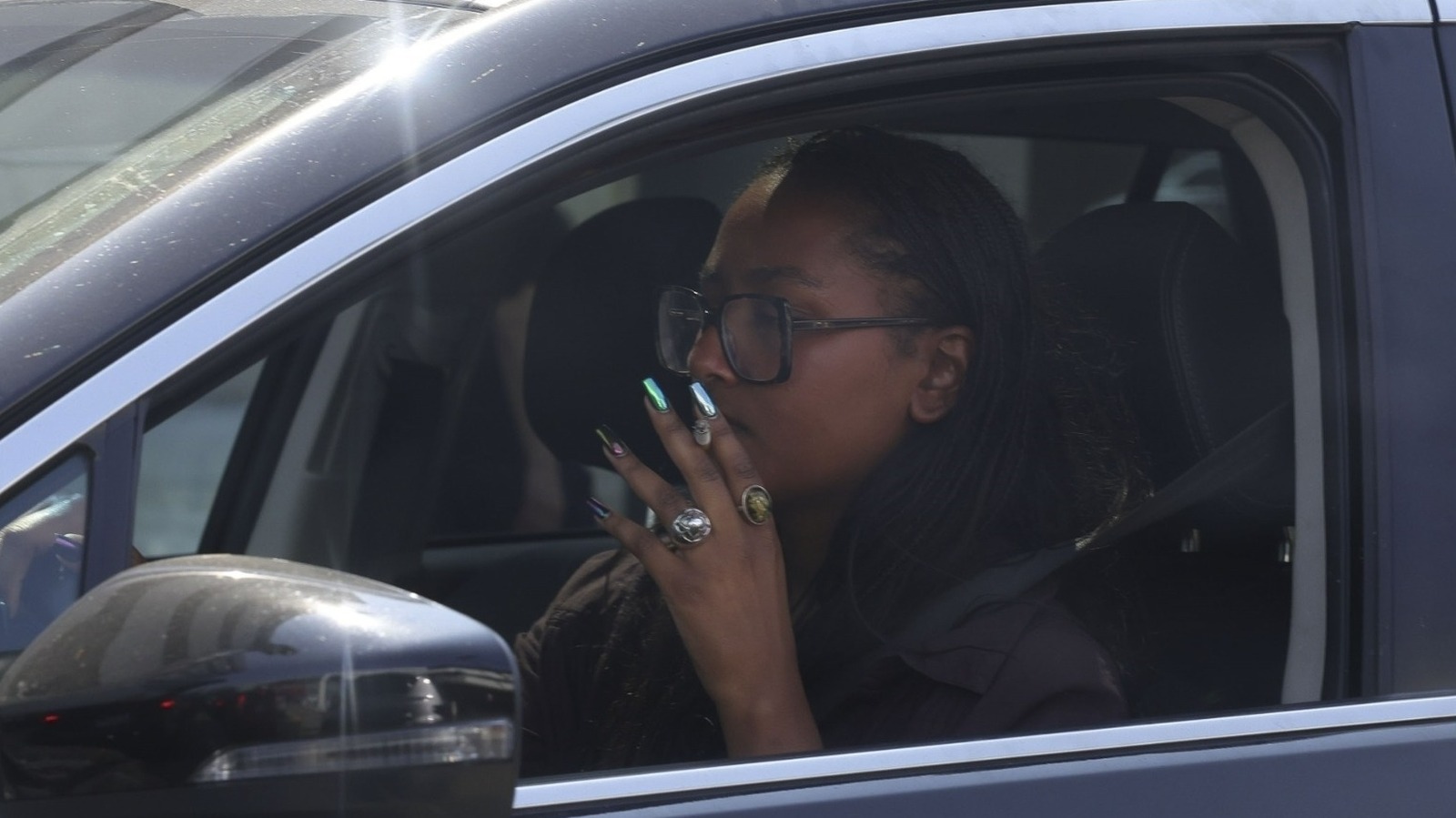 New Pic Of Sasha Obama Smoking Proves She Hasn't Kicked Her & Malia's Bad Habit