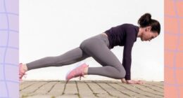 woman doing the mountain climber exercise on the floor