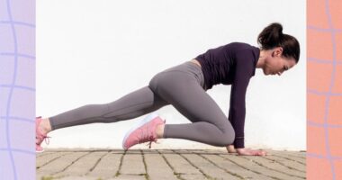 woman doing the mountain climber exercise on the floor