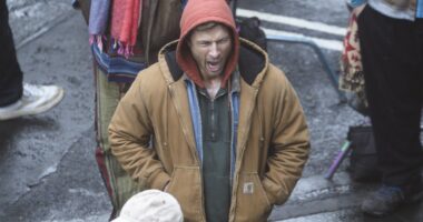 Moment Hollywood hunk Glen Powell braves Glasgow weather with ‘bizarre’ warm-up on set of 80s remake