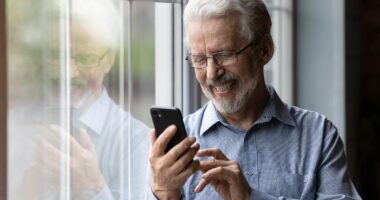 Surfing the internet in middle age can cut risk of dementia in later life by more than half, study shows