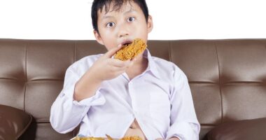 Don't finish your dinner! Parents fuelling obesity crisis by forcing kids to eat huge plates