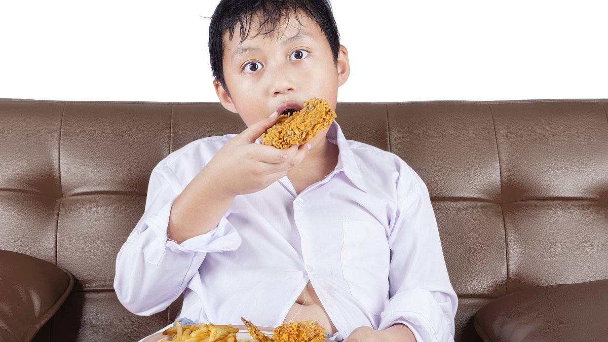 Don't finish your dinner! Parents fuelling obesity crisis by forcing kids to eat huge plates