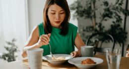 Drop a dress size in weeks by eating breakfast at this time, experts say