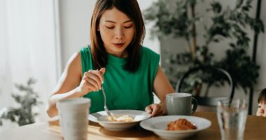 Drop a dress size in weeks by eating breakfast at this time, experts say