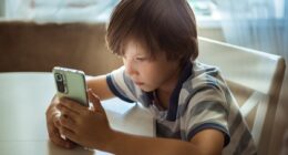 Experts issue warning over the shockingly low amount of screen time per day that can negatively impact your child's development