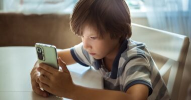 Experts issue warning over the shockingly low amount of screen time per day that can negatively impact your child's development