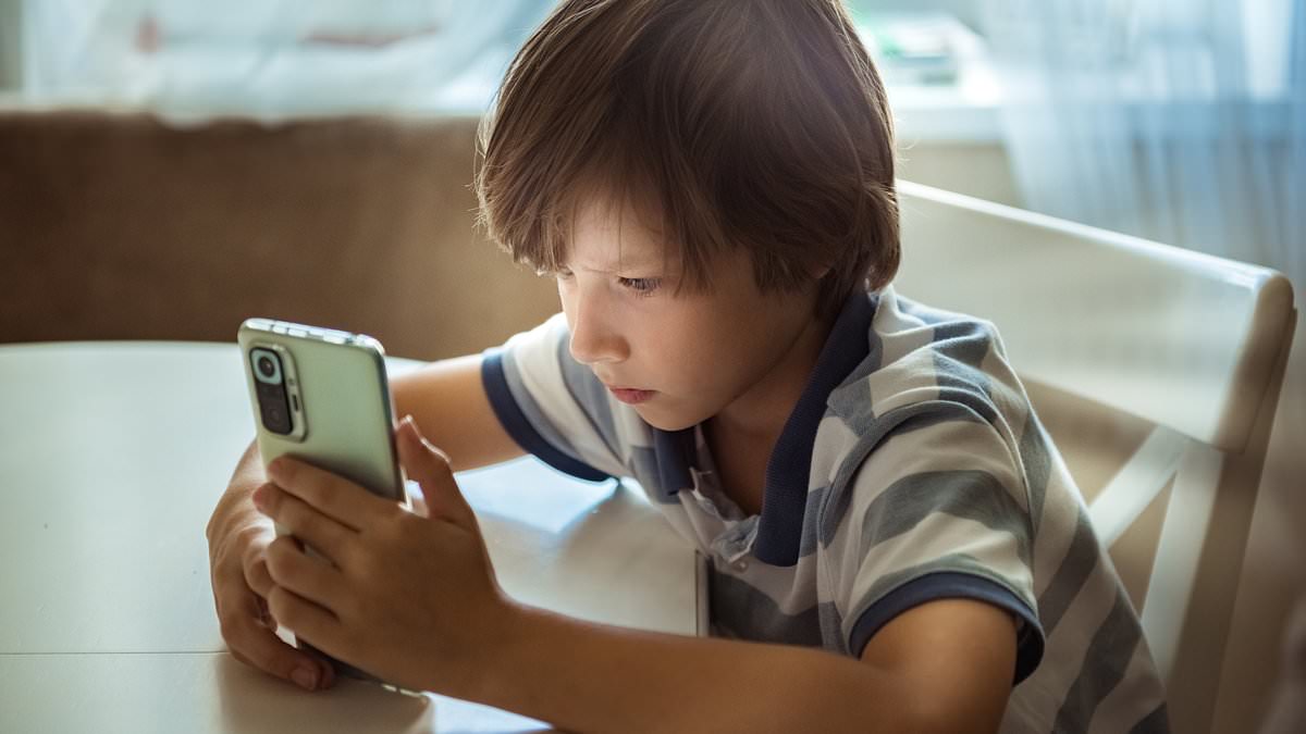 Experts issue warning over the shockingly low amount of screen time per day that can negatively impact your child's development