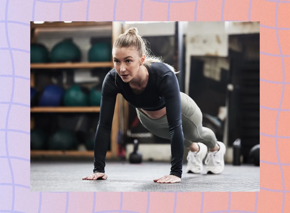 focused blonde woman doing high plank or pushup at the gym