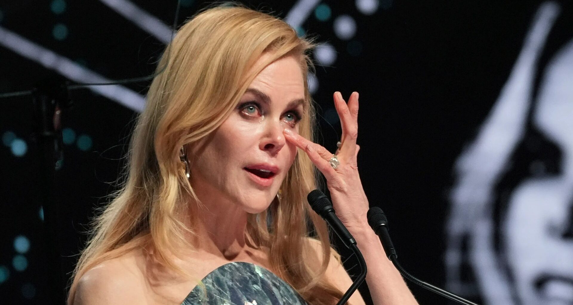 Nicole Kidman breaks down in tears making emotional tribute to her late parents as she accepts prestigious award