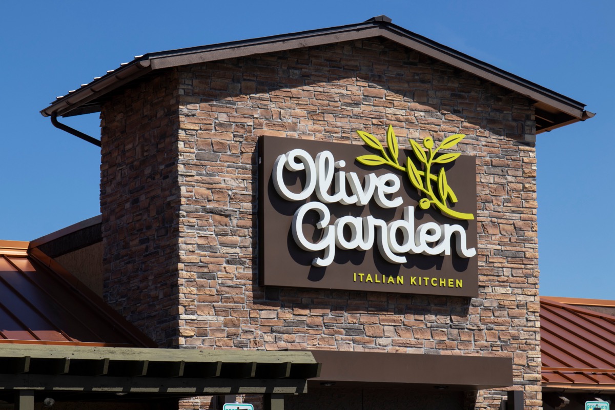 Indianapolis - Circa April 2020: Olive Garden Italian Restaurant. Olive Garden is offering call ahead take out and delivery meals during social distancing.