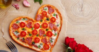 Heart,Shaped,Italian,Pizza,With,Salami,cherry,Tomatoes,garlics,parsley,pizza,Sauce,mozzella,And,Olive