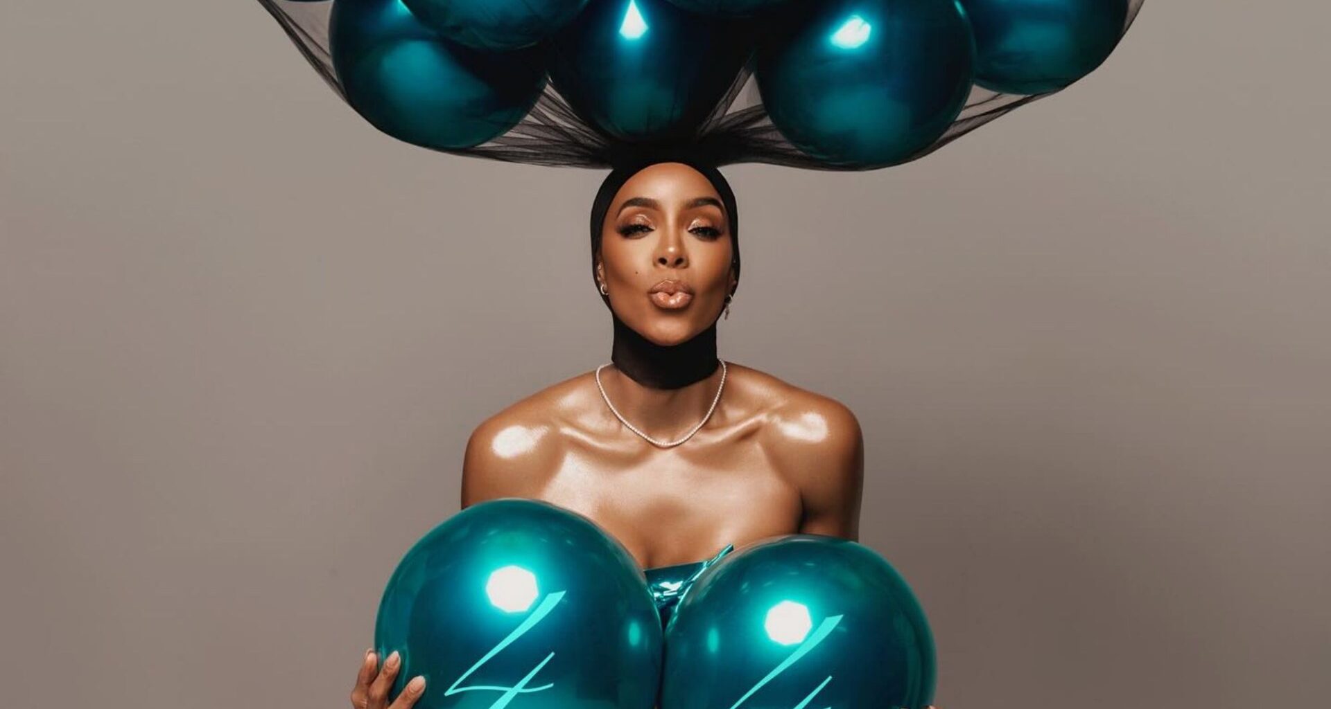 Destiny’s Child star Kelly Rowland strips off to VERY daring outfit to celebrate turning 44