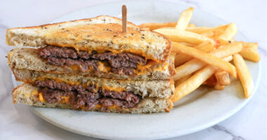 I Tried the Patty Melt at 4 Chains and the Best Was Cheesy Perfection