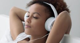 Listening to music can reduce the level of pain patients suffer after an injury, research shows