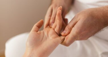 Simple 'finger test' to check for early signs of lung cancer in your hands